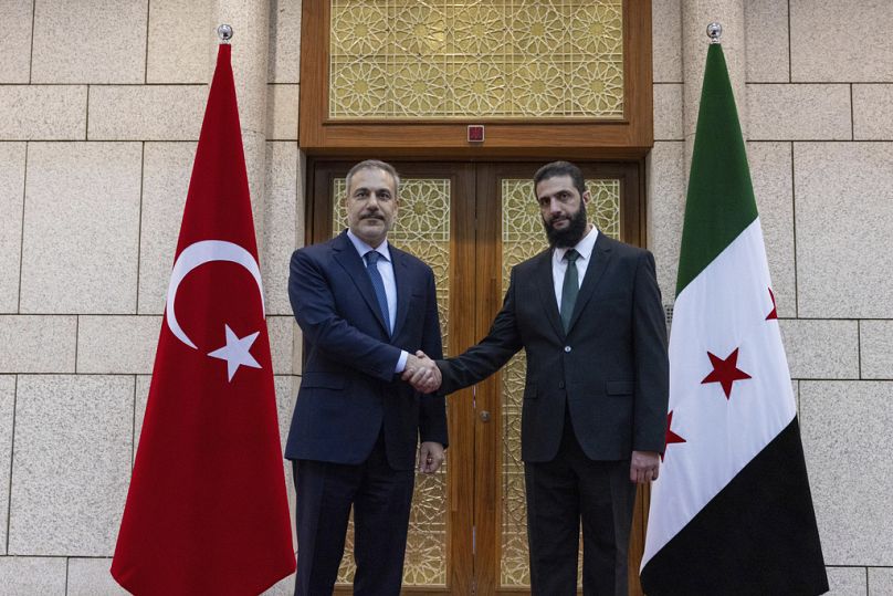 Le ministre turc des Affaires étrangères Hakan Fidan et Ahmad al-Sharaa, anciennement connu sous le nom d'Abu Mohammed al-Jolani, lors de leur rencontre à Damas, en Syrie.