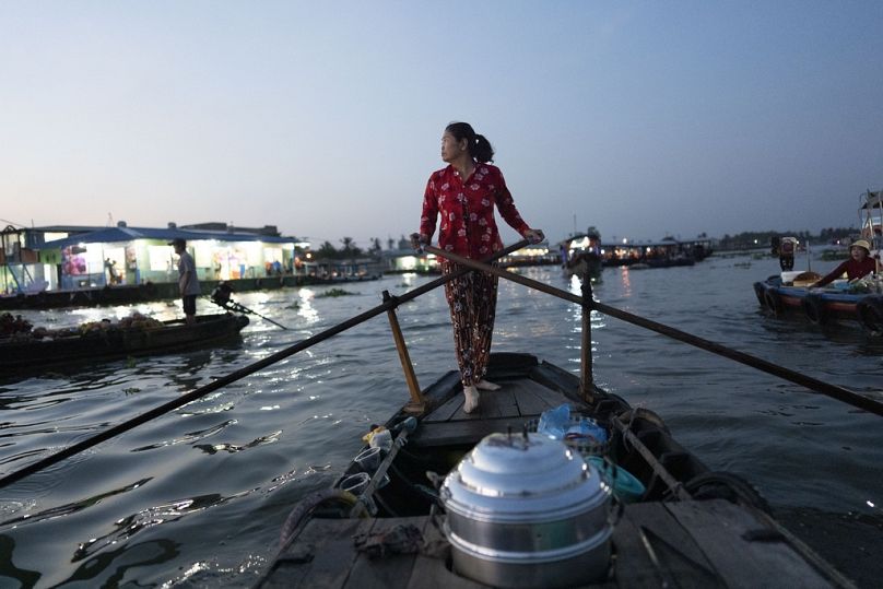 Nguyen Thi Thuy, une vendeuse de petits pains cuits à la vapeur sur un marché flottant, navigue sur son bateau à Can Tho, au Vietnam.