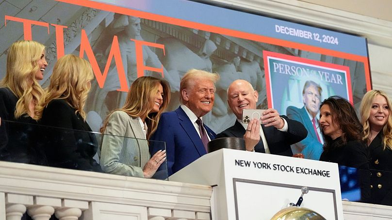 Donald Trump prend un selfie après avoir sonné la cloche d'ouverture de la Bourse de New York