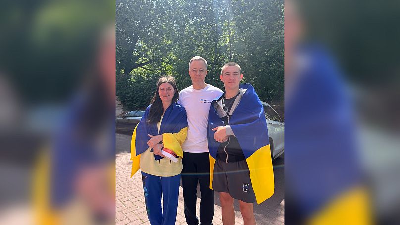 Vlad Rudenko avec sa mère Tetyana Bodak et Mykola Kuleba, responsable de « Save Ukraine »