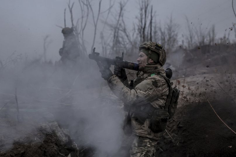 Un militaire de la 24e Brigade mécanisée améliore ses compétences tactiques sur le terrain d'entraînement de la région de Donetsk, en Ukraine, le vendredi 29 novembre 2024.