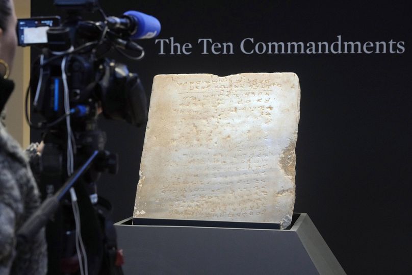 La plus ancienne tablette complète des Dix Commandements, pesant 115 livres et vieille d'environ 1 500 ans, exposée chez Sotheby's à New York