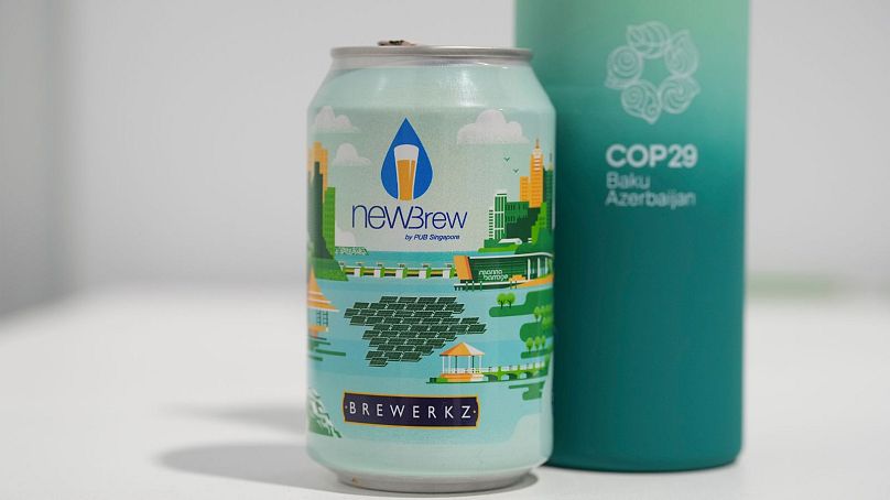 Une bière NEWBrew, fabriquée avec des eaux usées traitées, est exposée au sommet COP29 de Bakou.
