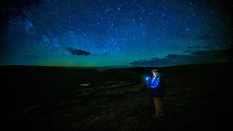 Portia, l'auteur, observe les étoiles au Pays de Galles