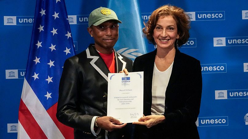 Pharrell Williams avec son diplôme d'Ambassadeur de bonne volonté pour les arts, l'éducation et l'entrepreneuriat, posant avec la Directrice générale de l'UNESCO Audrey Azoulay - Paris- 17 décembre 2024