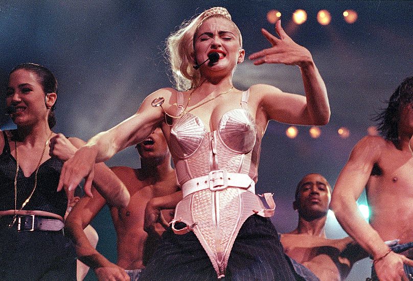 Madonna se produit lors de sa tournée Blond Ambition à Worcester, Massachusetts, le 4 juin 1990.