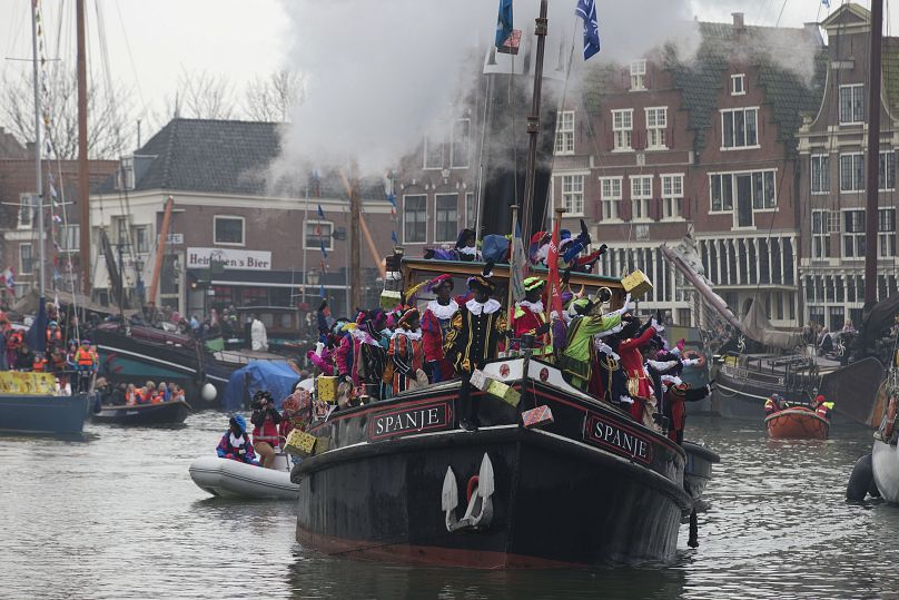 Des gens habillés en Zwarte Piet arrivent avec Sinterklaas en bateau à Hoorn, 2013