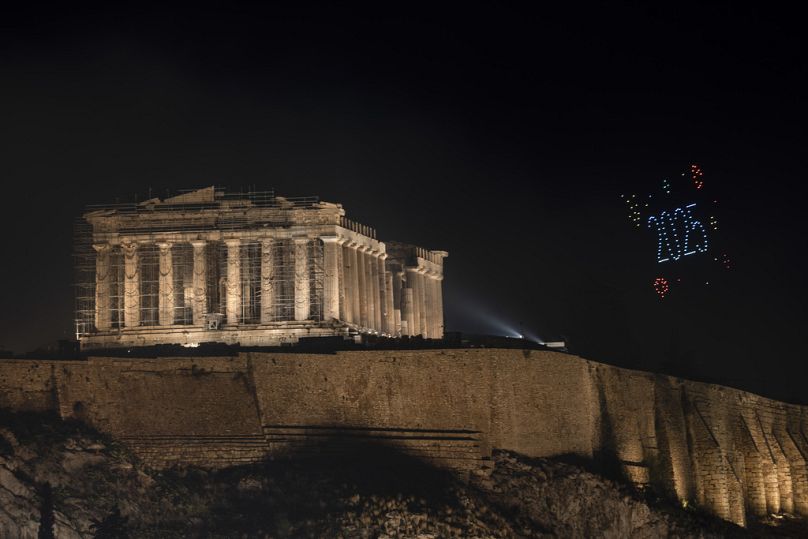 Des drones forment l'année 2025 à côté de l'ancien temple du Parthénon sur la colline de l'Acropole lors des célébrations du Nouvel An à Athènes, Grèce, le mercredi 1er janvier 2025.