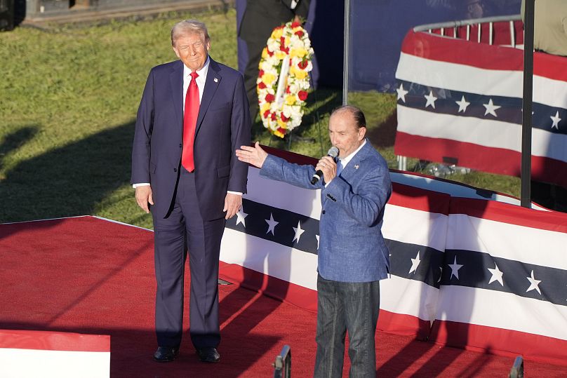 Lee Greenwood chante