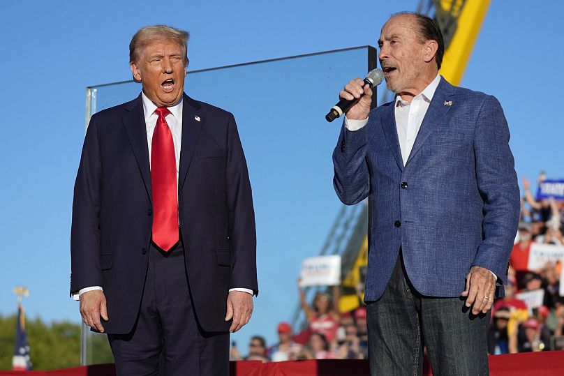 Donald Trump écoute Lee Greenwood lors d'un meeting de campagne - 5 octobre 2024