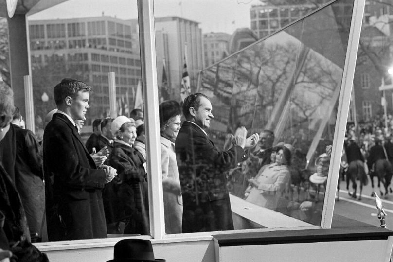 Nixon applaudit une unité qui passe lors du défilé inaugural à Washington, DC, le 20 janvier 1969