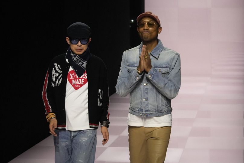 Pharrell Williams (à droite) marche avec Nigo, le designer artistique de Kenzo et co-créateur de la collection, après le défilé Louis Vuitton automne-hiver 2025-2026 à Paris.
