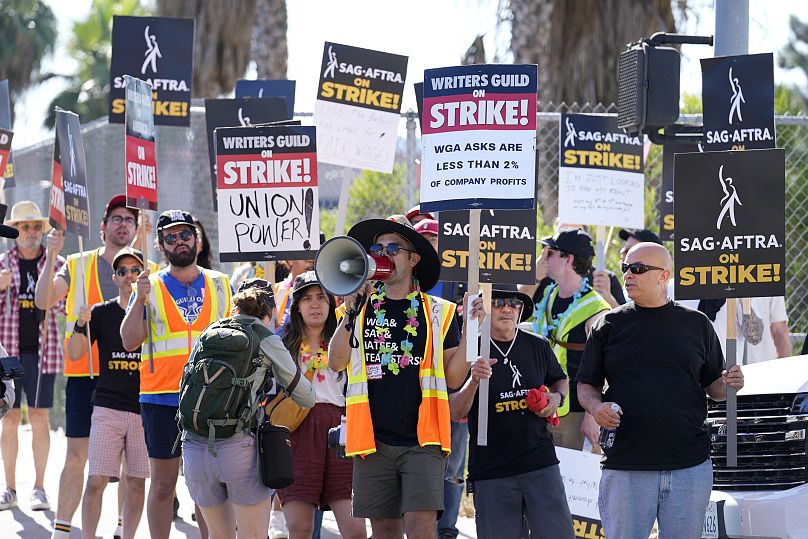 Des écrivains et acteurs en grève participent à un rassemblement devant le studio Netflix à Los Angeles le vendredi 14 juillet 2023.