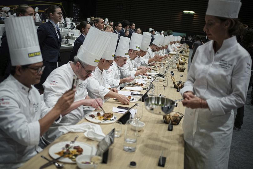 Les chefs échantillonnent des plats lors de la finale de la concurrence alimentaire «Bocuse d'Or» à Lyon, capitale gastronomique de la France.