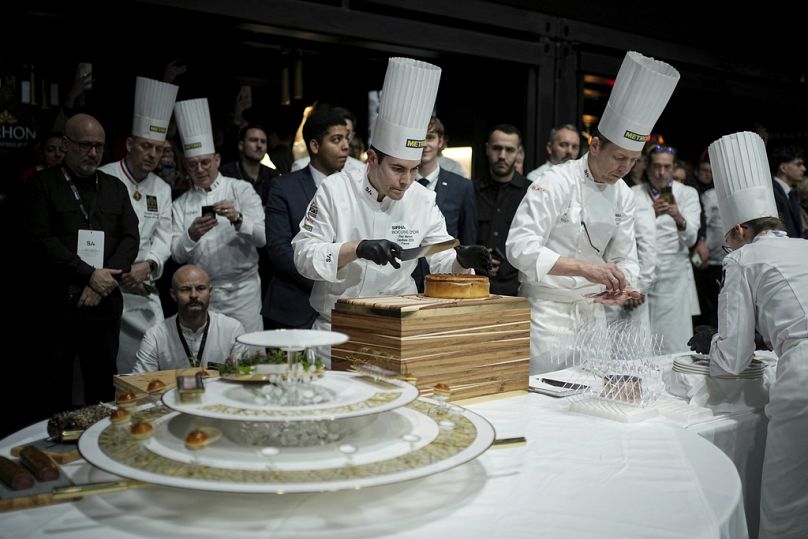 Le chef français Paul Marcon, Centre, prépare de la nourriture lors de la finale du «Bocuse d'Or», lundi 27 janvier 2025