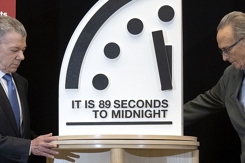 L'horloge du Doomsday du Bulletin des scientifiques atomiques, se déroulant à 89 secondes à minuit