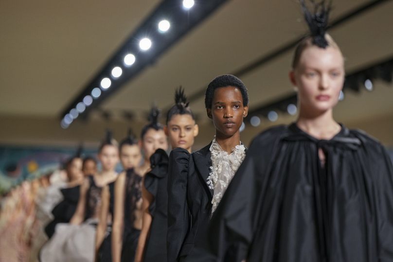 Les modèles portent des créations dans le cadre de la collection Christian Dior Haute Couture Spring Summer 2025, présentée à Paris, 27 janvier 2025.