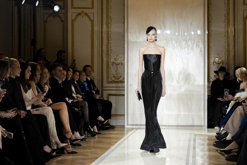 Un modèle porte une création dans le cadre de la collection Giorgio Armani Prive Haute Couture Spring Summer 2025