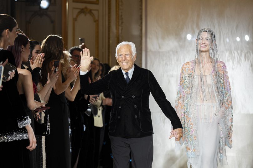 Giorgio Armani accepte les applaudissements à la fin de la collection Giorgio Armani Prive Haute Couture Spring Summer 2025 à Paris.
