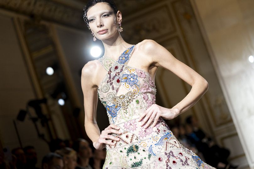 Un modèle porte une création dans le cadre de la collection Giorgio Armani Prive Haute Couture Spring Summer 2025