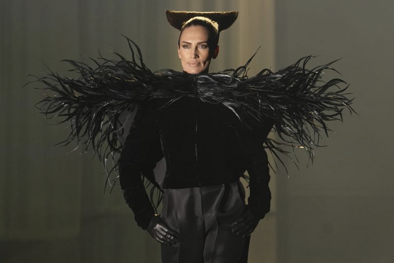 Un modèle porte une création dans le cadre de la collection Stephane Rolland Haute Couture Spring Summer 2025.
