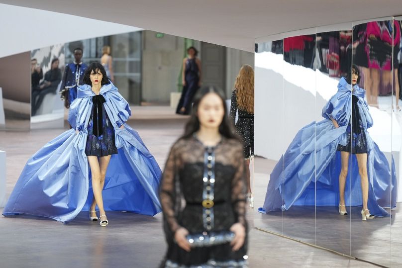 Un modèle porte une création dans le cadre de la collection Chanel Haute Couture Spring Summer 2025, présentée à Paris, le 28 janvier 2025.