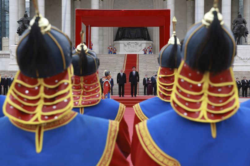 Le président russe Vladimir Poutine et le président mongol Ukhnaagiin Khurelsukh assistent à une cérémonie de bienvenue sur la place Sukhbaatar à Ulaanbaatar, septembre 2024
