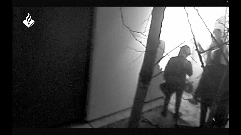 Des images de vidéosurveillance capturent les trois voleurs qui se cassent dans le musée pendant le braquage.