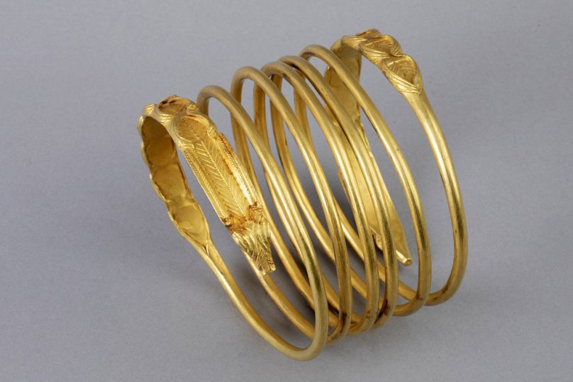 Cette image fournie par le musée Drent montre un bracelet doré dacian.