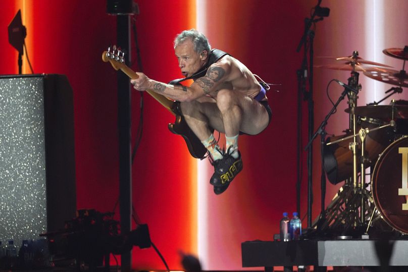 Flea of ​​Red Hot Chili Peppers se produit lors du concert de prestations Fireaid. 