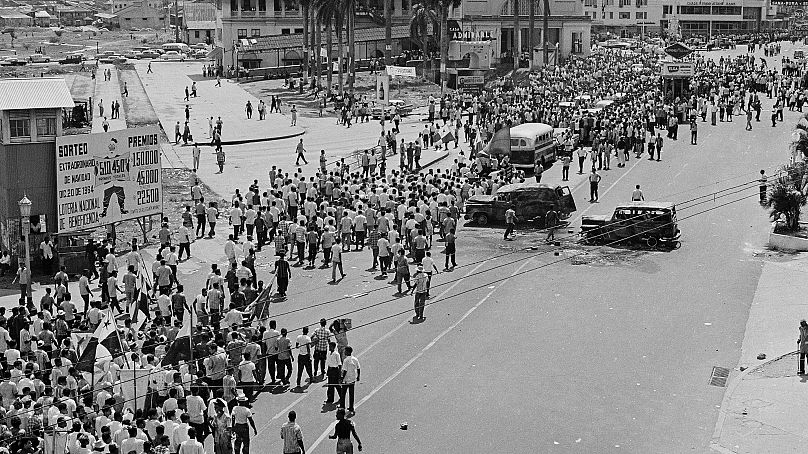 Une foule de Panamaniens, principalement des étudiants universitaires, traverse le centre de Panama dans une manifestation contre les États-Unis, le 10 janvier 1964.
