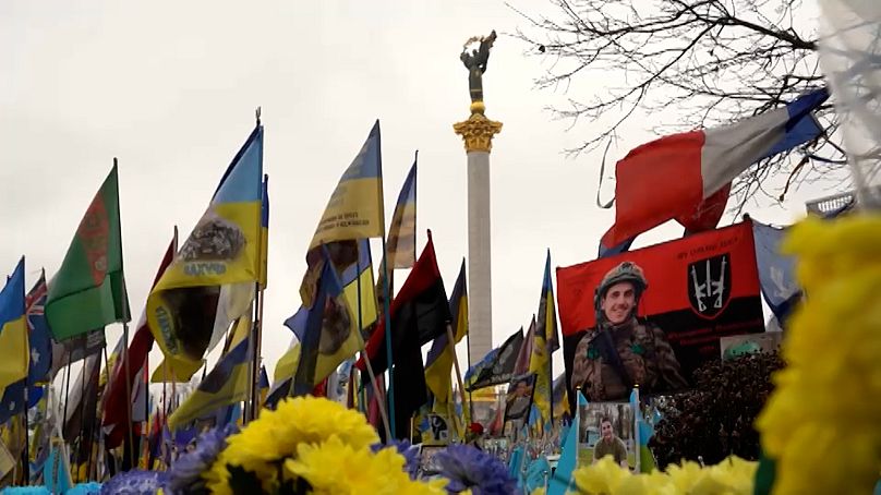 Les drapeaux volent en commémoration de ceux qui sont tombés pendant le combat dans la guerre ukrainienne, Maiden Square, Kiev, Ukraine.