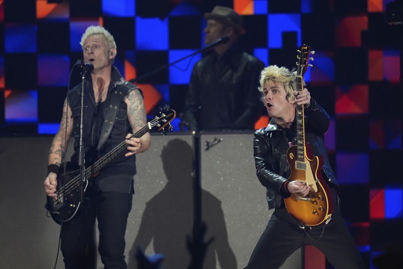 Mike Dirnt (à gauche) et Billie Joe Armstrong de Green Day se produisent au Fireaid Benefit Concert le jeudi 30 janvier 2025. 