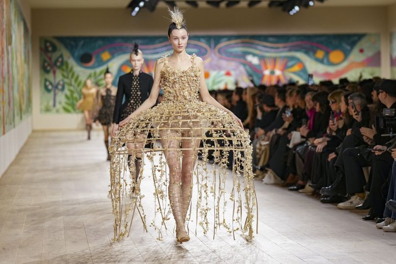 Un modèle porte une création dans le cadre de la collection Christian Dior Haute Couture Spring Summer 2025