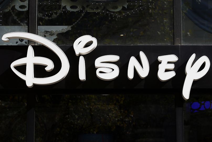 Le magasin Disney est représenté sur le Champs Elysees Avenue à Paris, France