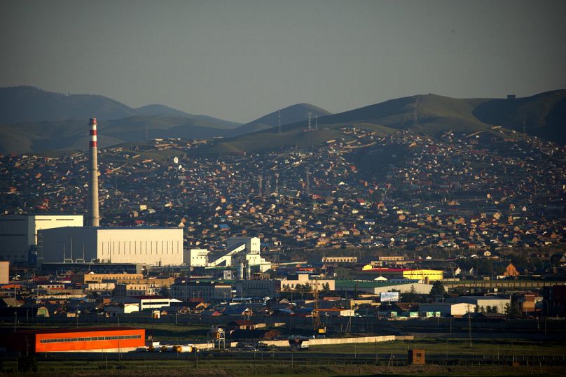 Le soleil se lève au-dessus de la ville à Ulaanbaatar, Mongolie, juillet 2016
