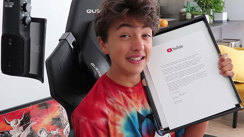 Un jeune Inoxtag remercie ses 100 000 followers