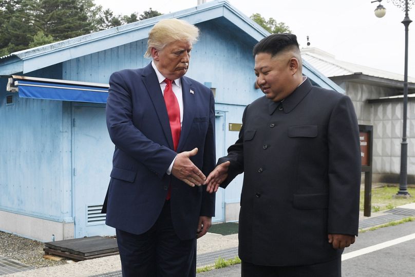 Fichier - Dans cette photo de dossier du 30 juin 2019, le président Donald Trump rencontre le leader nord-coréen Kim Jong Un au village de Panmunjom dans la zone démilitarisée, en Corée du Sud