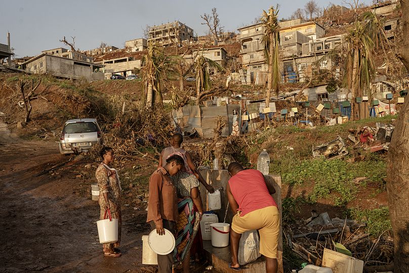 Des gens font la queue pour aller chercher de l'eau à Barakani, le 21 décembre 2024.