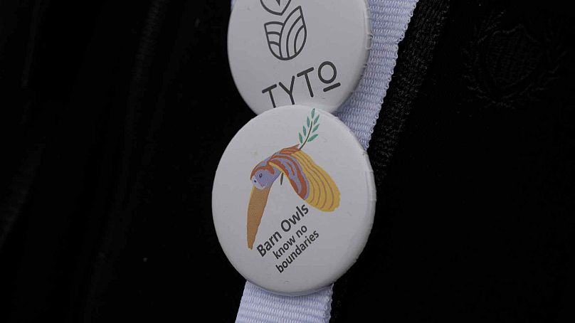 Un oiseau-orage porte des épingles pour les chouettes de grange, et le groupe environnemental grec Tyto comme le lac Karla, près de la ville de Stefanovikeio, Larissa, Grèce central, le 22 janvier 2025.