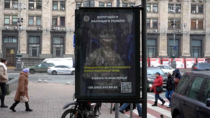 Annonce de recrutement dans les rues de Kyiv, Ukraine.