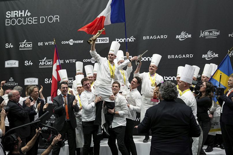 Le chef français Paul Marcon, Centre, célèbre avec ses coéquipiers après avoir remporté la finale du «boccuse d'Or»