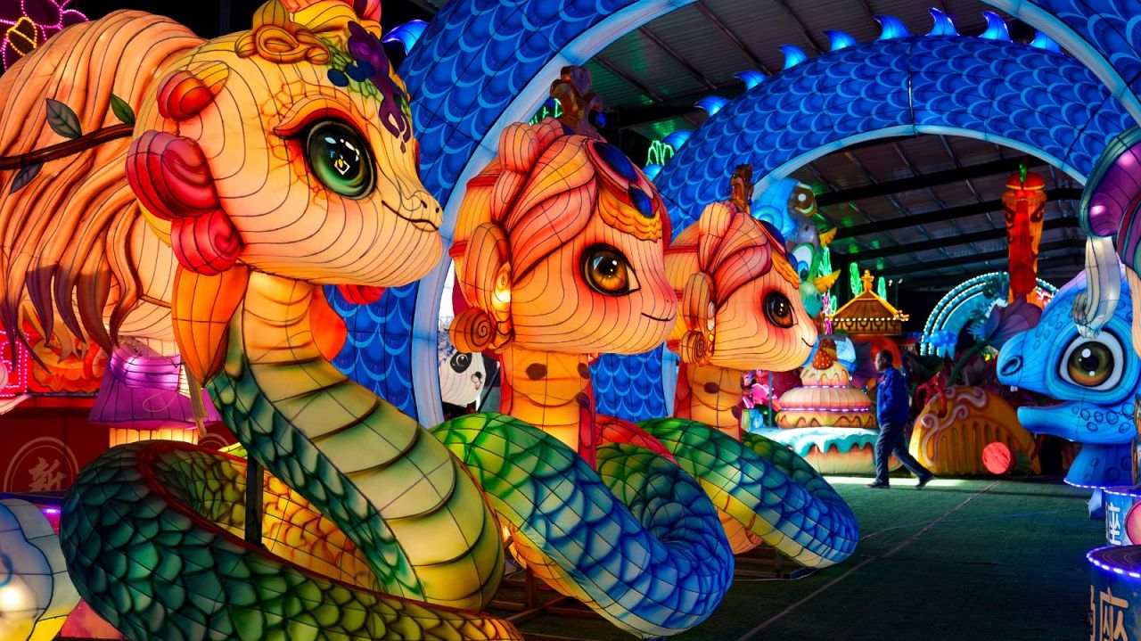 Lanternes en forme de serpent illuminées exposées à l'usine d'atelier de Wang Yongxun à Weifang dans l'est de la province du Shandong en Chine orientale