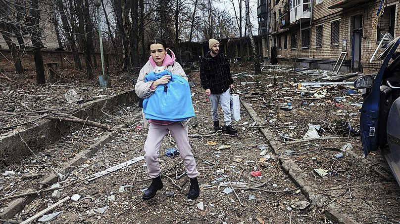 Des habitants quittent leur domicile après qu'une roquette russe a frappé leur immeuble à Kryvyi Rih, le 17 janvier 2025.