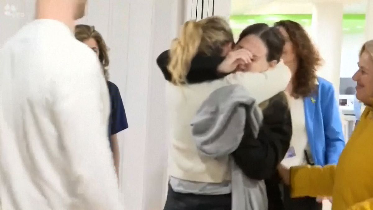 Retrouvailles émotionnelles des otages israéliens avec leurs familles après la trêve