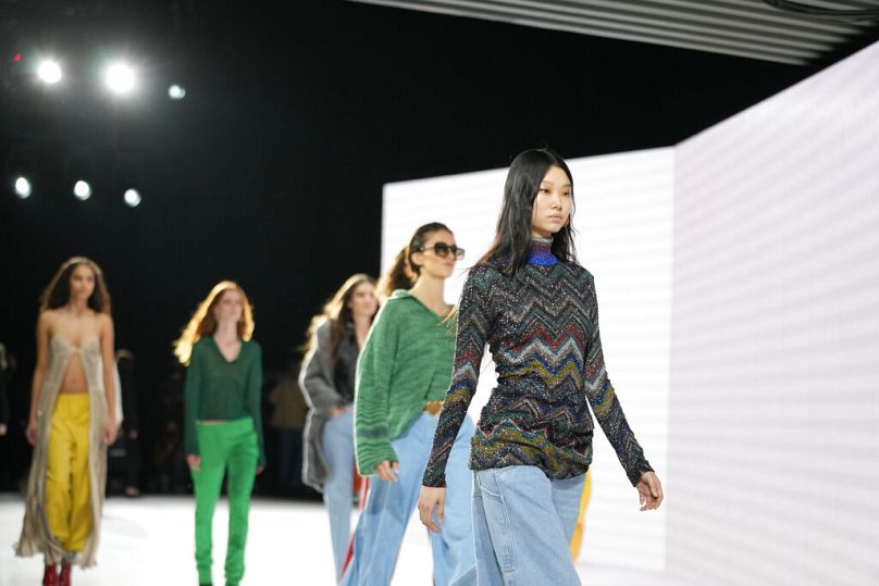Un mannequin porte une création de la collection Missoni automne/hiver 2022-2023, dévoilée lors de la Fashion Week de Milan, en Italie, le vendredi 25 février 2022.