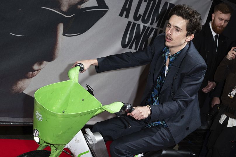 Timothée Chalamet roule en vélo électrique à son arrivée à la première de