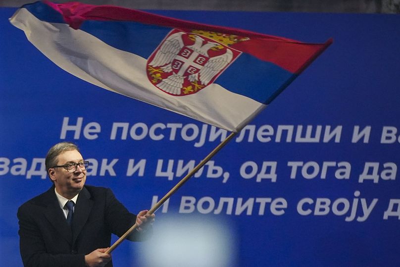 Le président Aleksandar Vučić fait signe un drapeau serbe après un rassemblement dans la ville centrale de Jagodina, le 24 janvier 2025