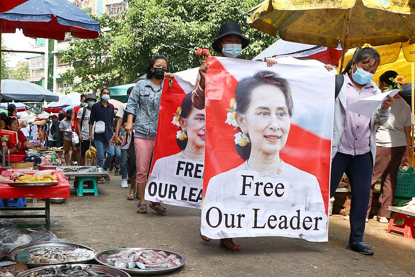 Les manifestants anti-coups marchent lors d'une manifestation dans la ville sud de Yangon, le 12 mai 2021