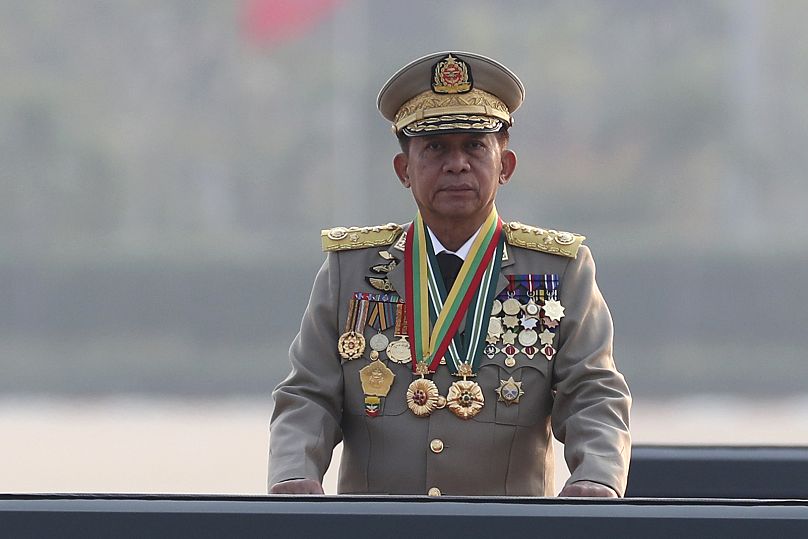 Le chef de la Junta, le général, le général Min Aung Hlaing, inspecte les officiers lors d'un défilé pour commémorer la 78e Jour des Forces armées du Myanmar à Naypyidaw, 27 mars 2023